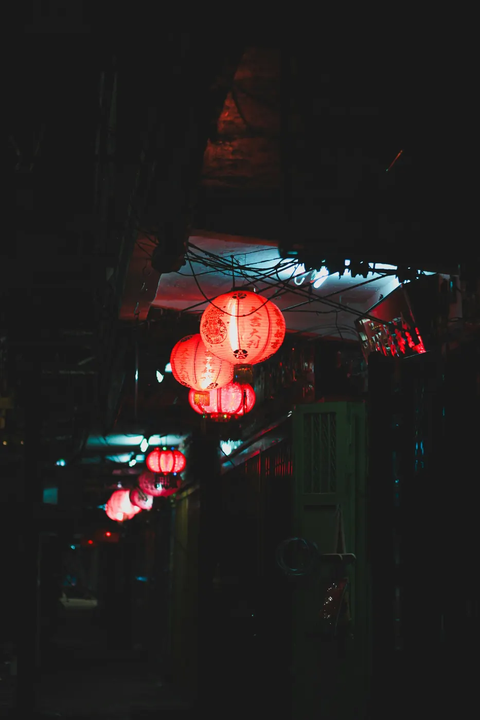 Faroles chinos rojos encendidos en una calle de noche